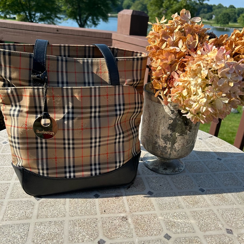 Burberry tote in Haymarket check and saffiano leather trim. - Picture 3 of 5